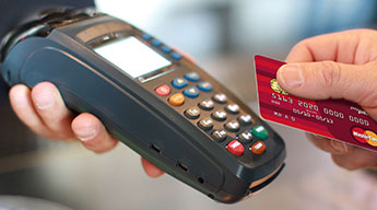 Безналичная оплата с помощью POS-терминала