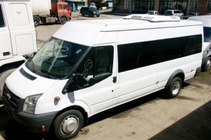 Ford Transit с накрышным кондиционером и внутреннем блоком в цетральной части салона