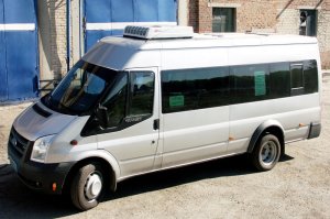 Ford Transit с накрышным кондиционером и внутреннем блоком в передней части салона