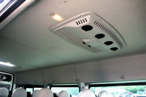 Внутренний блок с органами управления в центре салона