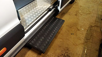 монтаж автоматической подножки на микроавтобус Ford Transit