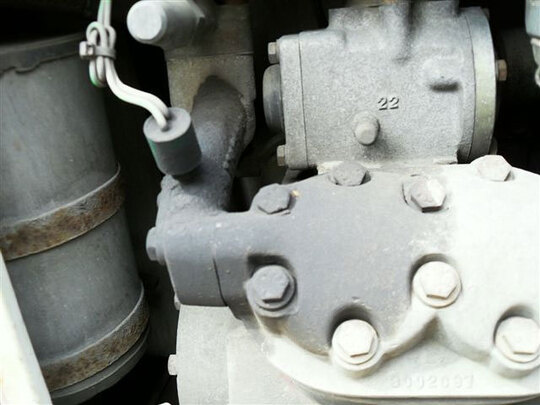 Утечка хладагента по прокладкам нагнетательного коллектора компрессора.