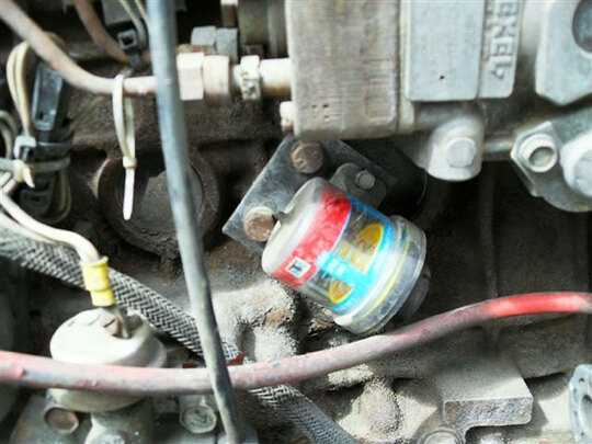 Оторван соединительный штуцер индикатора засоренности воздушного фильтра.