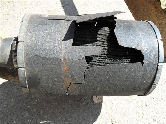 Воздушный фильтр разрушен.