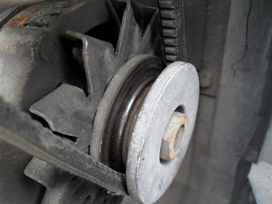 Несвоевременная регулировка натяжения ремней.