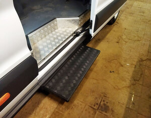 Проведен монтаж автоматической подножки на микроавтобус Ford Transit