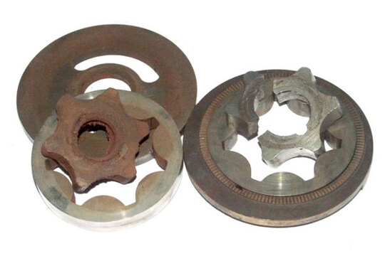 Коррозия и разрушение шестерён масляного насоса.