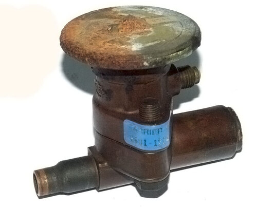 Коррозия и обрыв капиллярной трубки терморегулирующего вентиля испарителя.